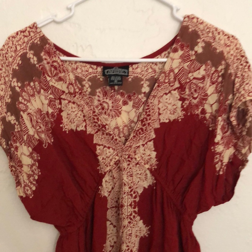 Beautiful sun dress. Great for going to dinners or out anywhere.